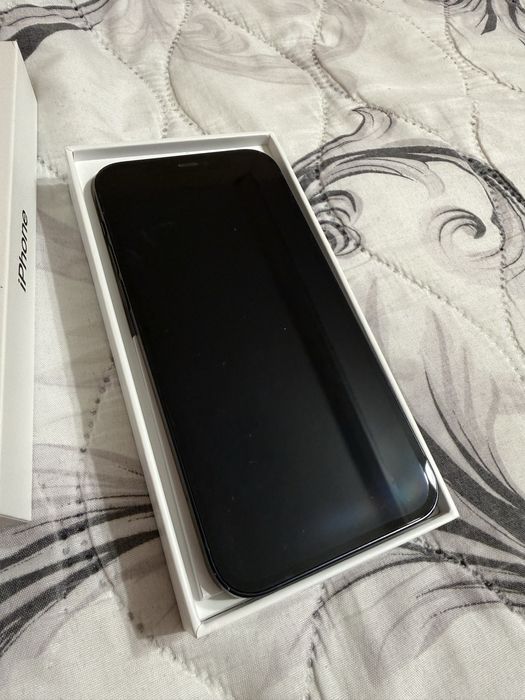 Продавам Iphone 12 128gb