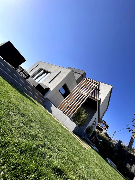 Casă de vânzare - Panoramă superba la lac (zona Paleu)