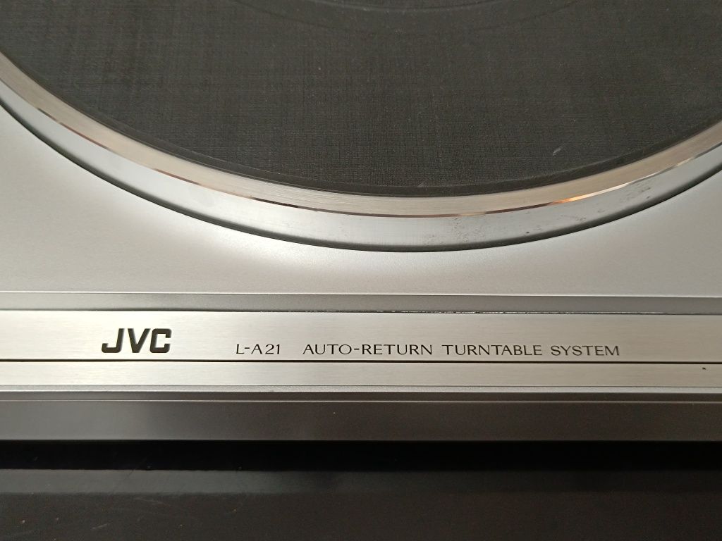Проигрыватель JVC L-A21.