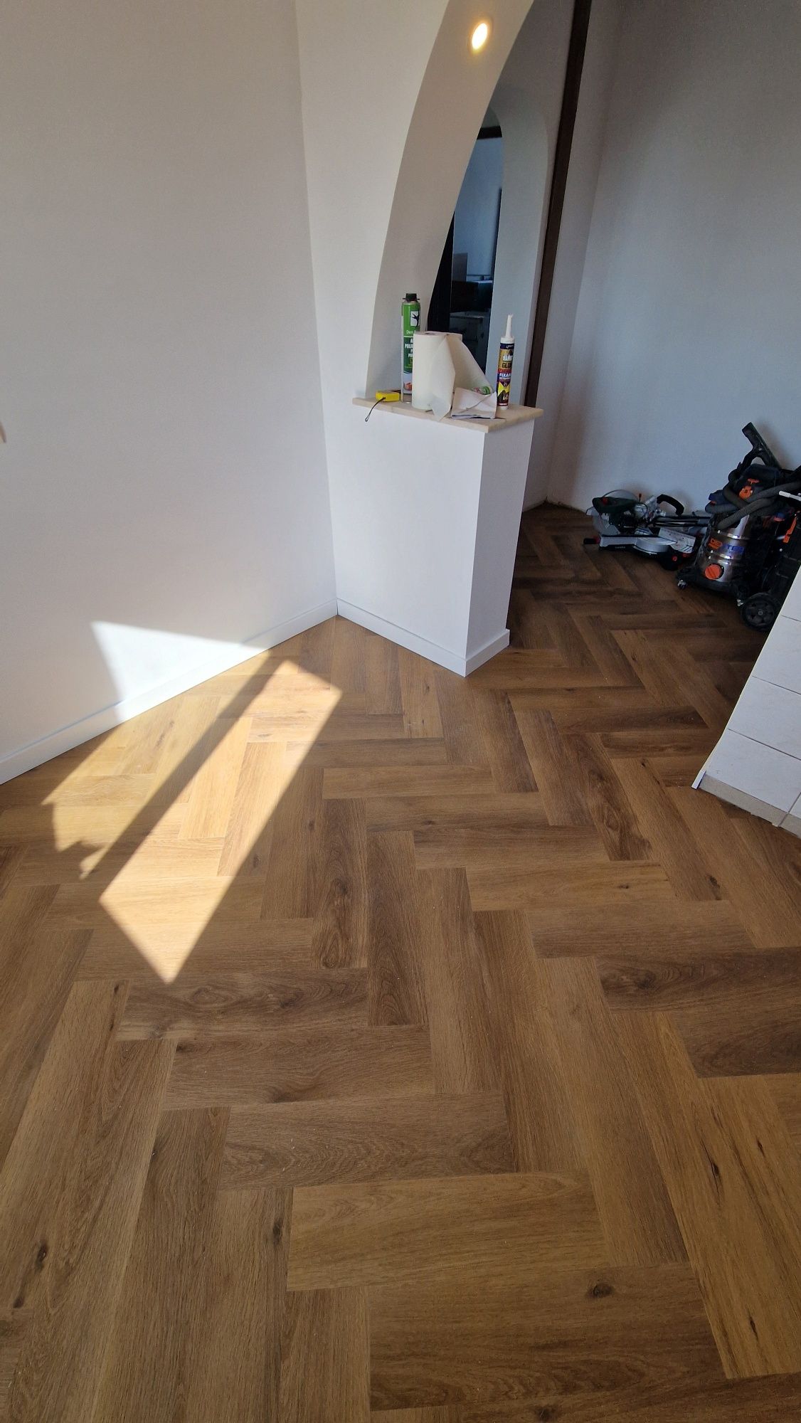 Montaj parchet SPC-Parchetar cu experiență.