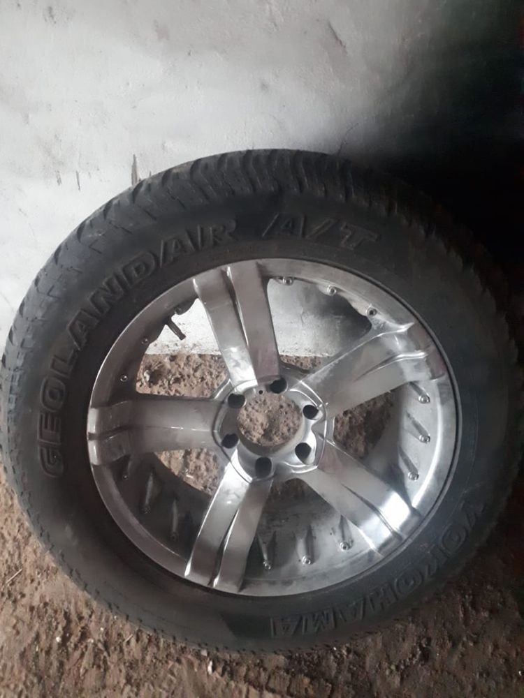 Продам комплект шин с дисками 5 штук. R20