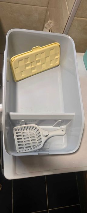 Лоток для кошек в отличном состоянии.