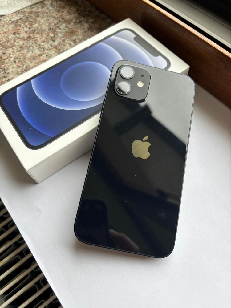 Vand Iphone 12 negru,simplu!Pretul este negociabil.