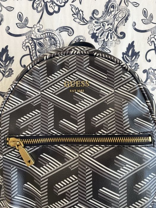 Черна раница Guess