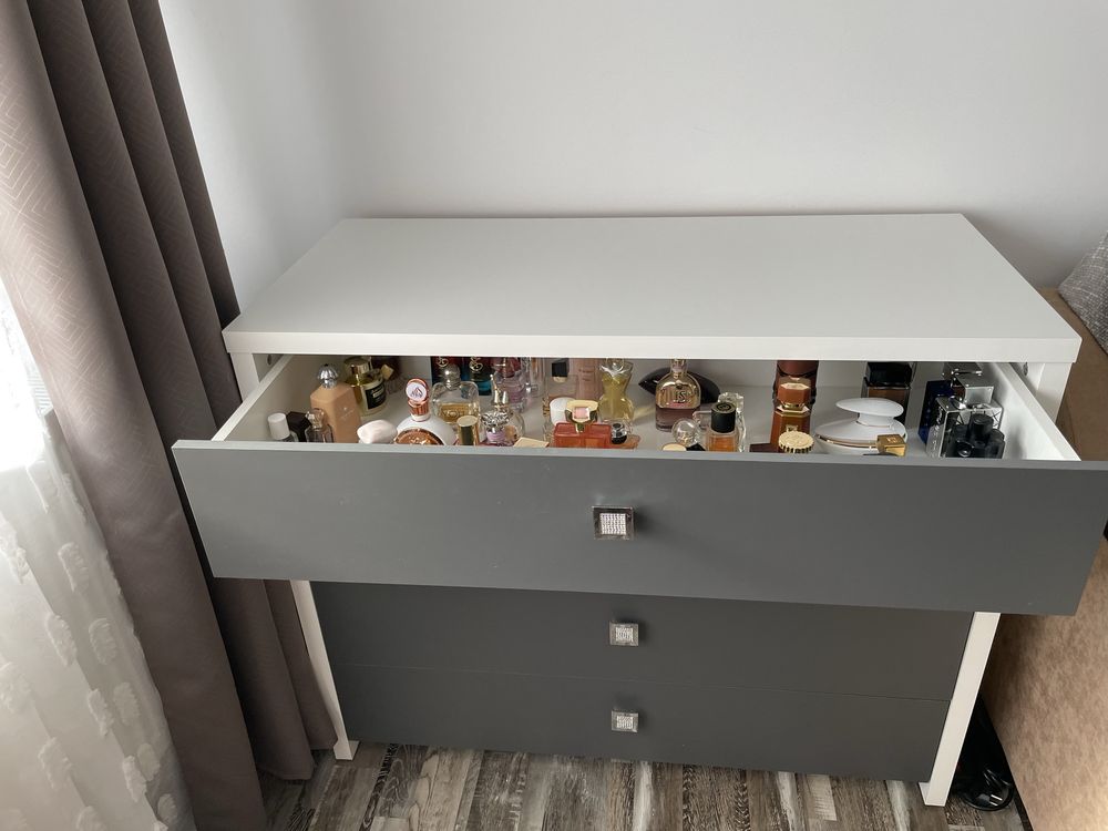 Comoda spatioasa ALB/GRI din pal si mdf