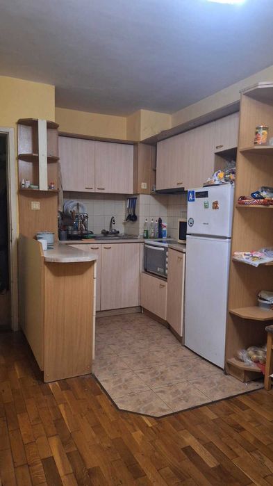Продавам кухненски шкафове холна секция и спалня,и диван