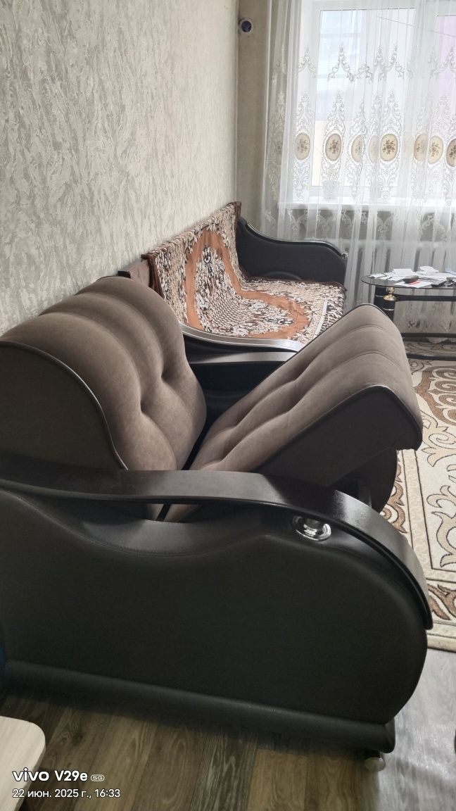 Продам два шкафа, диван и кресла в отличном состоянии. Торг.