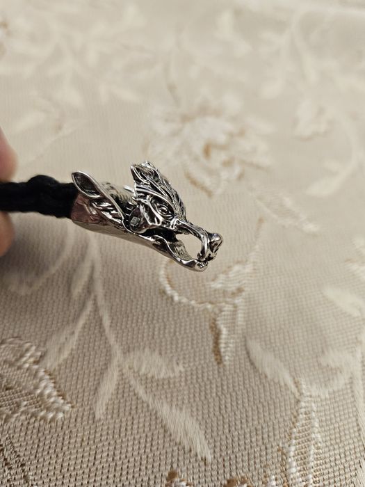 Дълга гривна с вълча глава