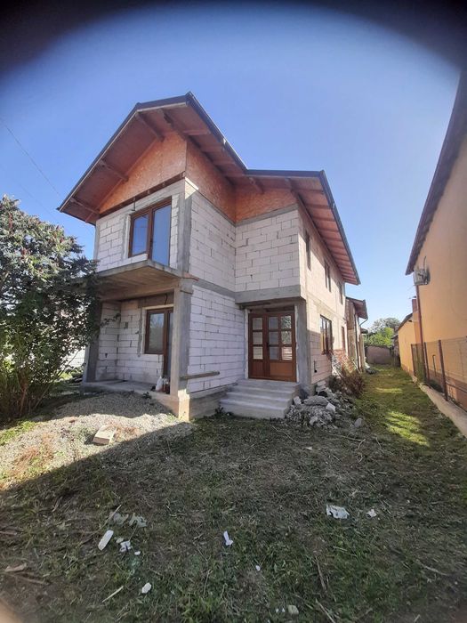 Casa la rosu cu etaj