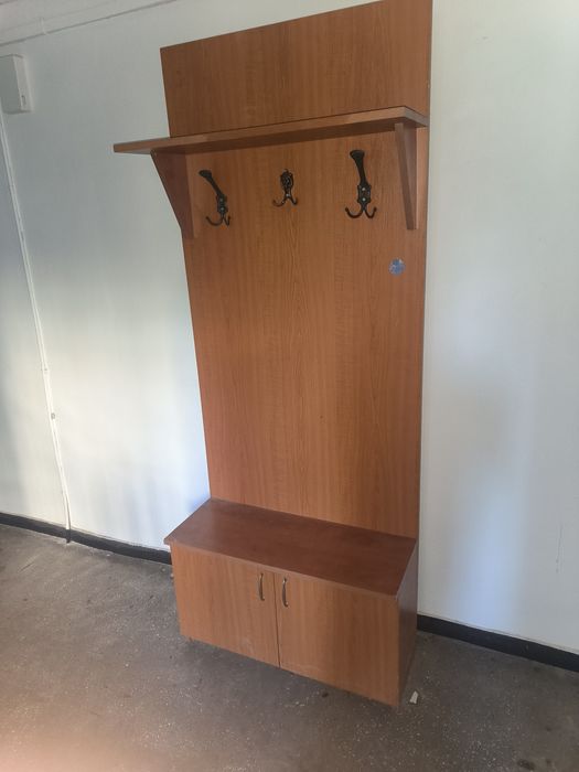 Cuier corp mobilier hol cu usi jos