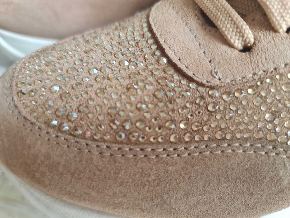 AQUAMARINE естествен велур и инкрустации.