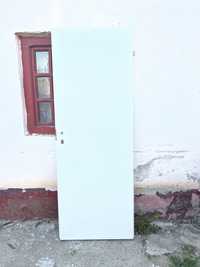 Uși albe material gros și rezistent