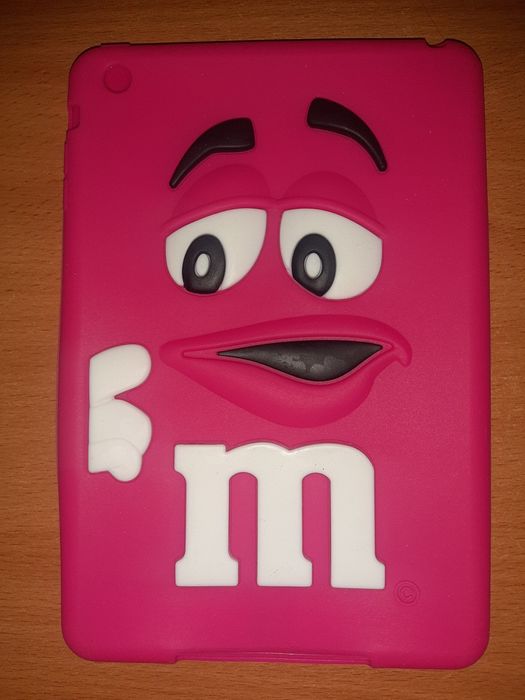 Продам чехлы резиновые на планшет. В остатке 2 чехла. Розовый и черный