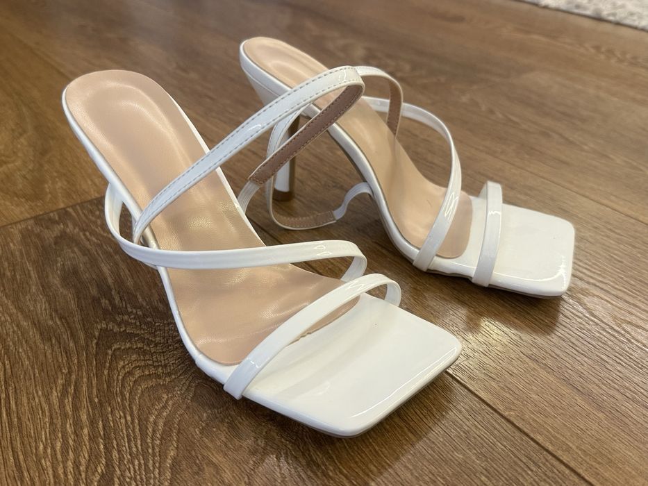 Бели обувки на ток