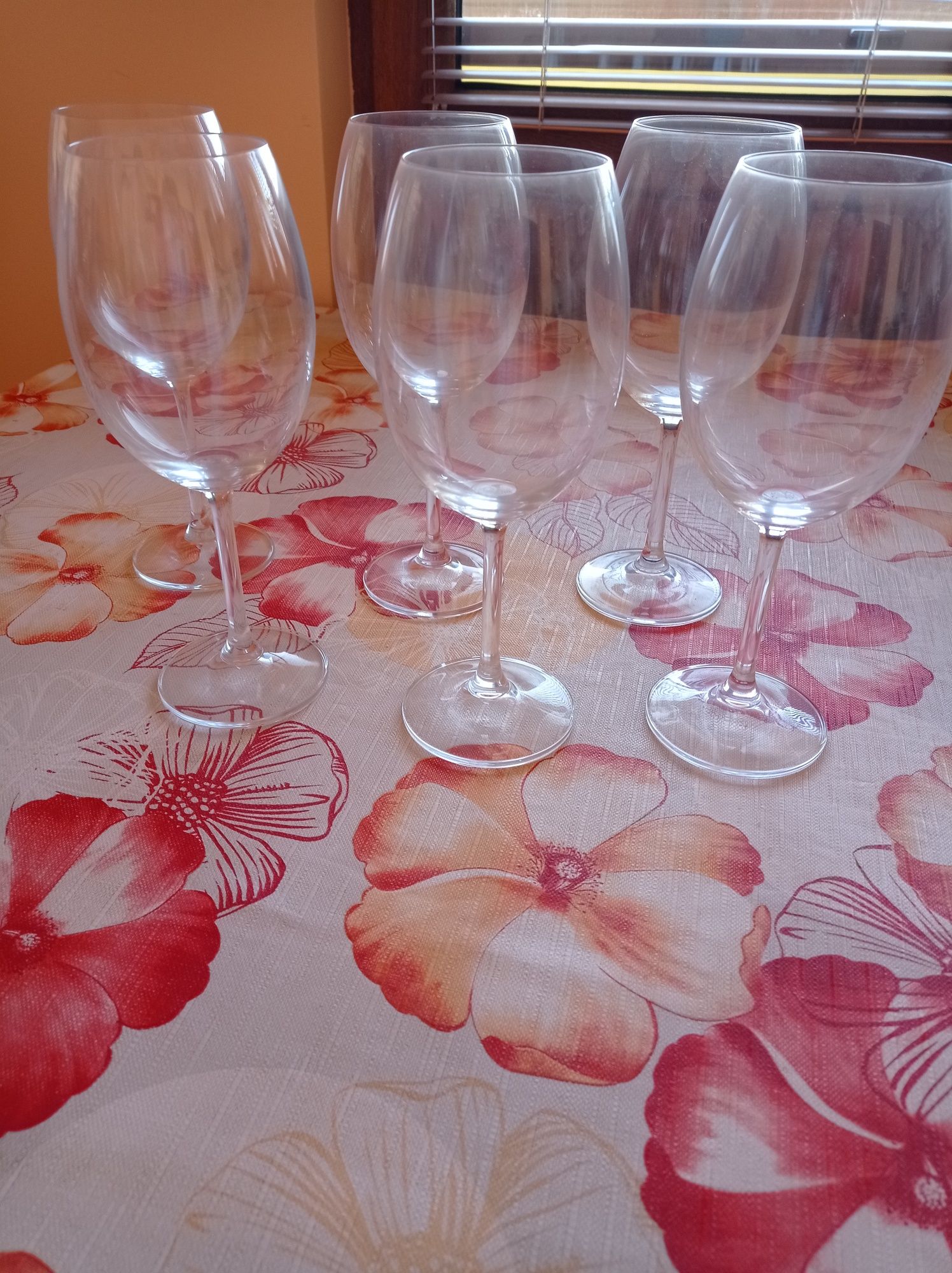 Елегантни чаши за вино