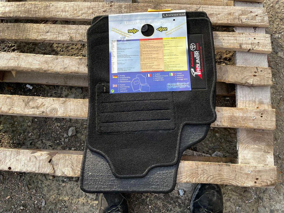 Продавам Универсални Текстилни Мокетни Стелки Черно Toyota