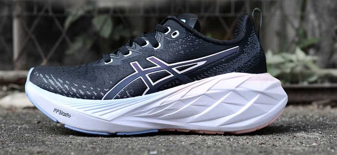 Нови дамски обувки за бягане ASICS Novablast 4 black/white