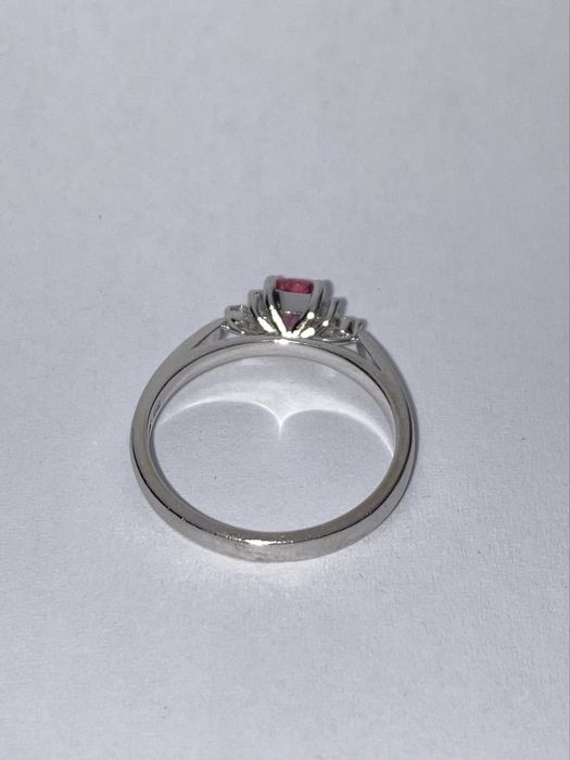 Inel aur alb 18kt.cu pink safir si diamante