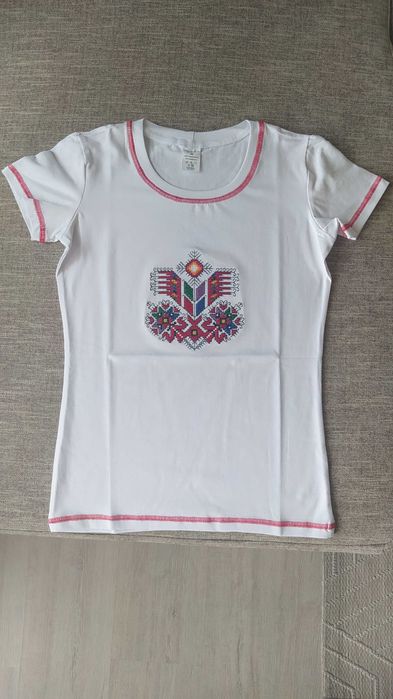 Дамска тениска с бродирана шевица, размер XS