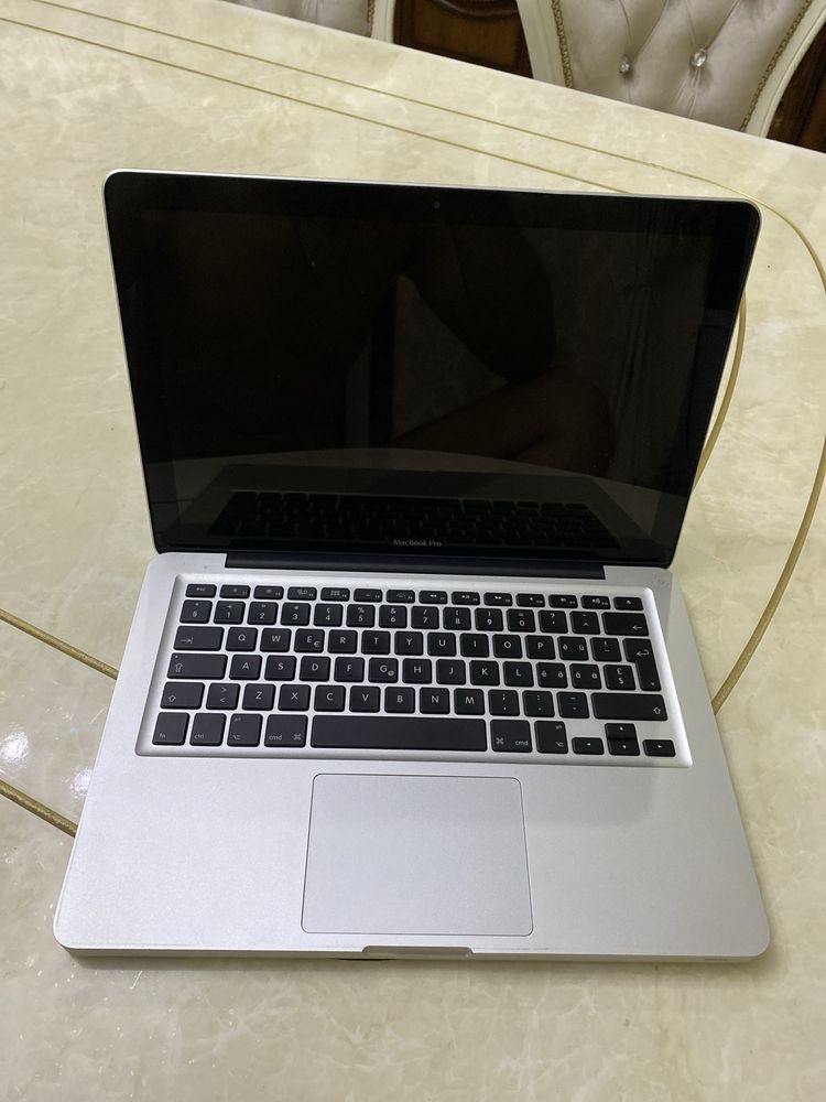 Macbook pro 2011 core i5 12GB 1TB