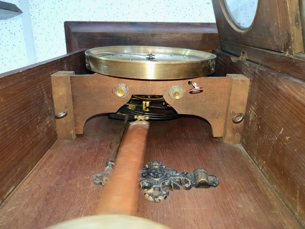 Ceas mecanic vechi cu pendul nemțesc