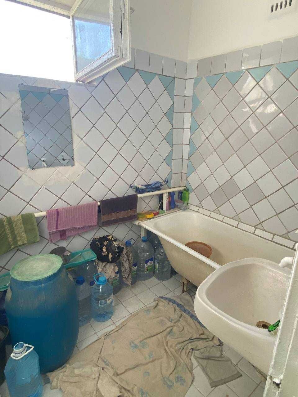 Jizzax shahri markazida 77-seriyali 3 xonali gishtli uy sotiladi.