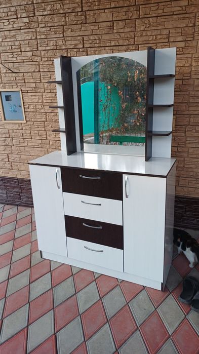 Продам зеркало-комод недорого