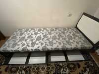 Односпальная кровать с матрацем