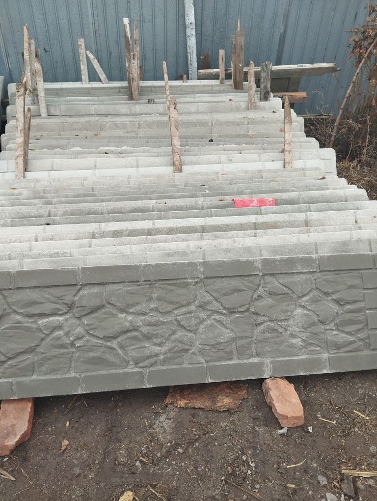 Vând urgent plăci gard din beton