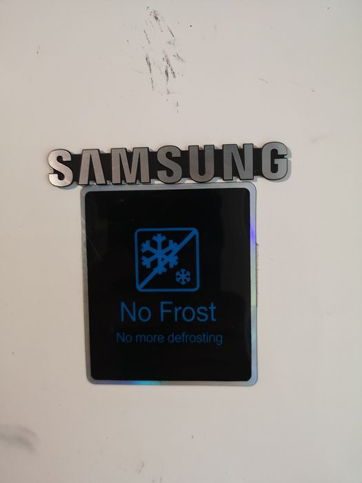 Продавам хладилник samsung(no frost) с долен фризер
