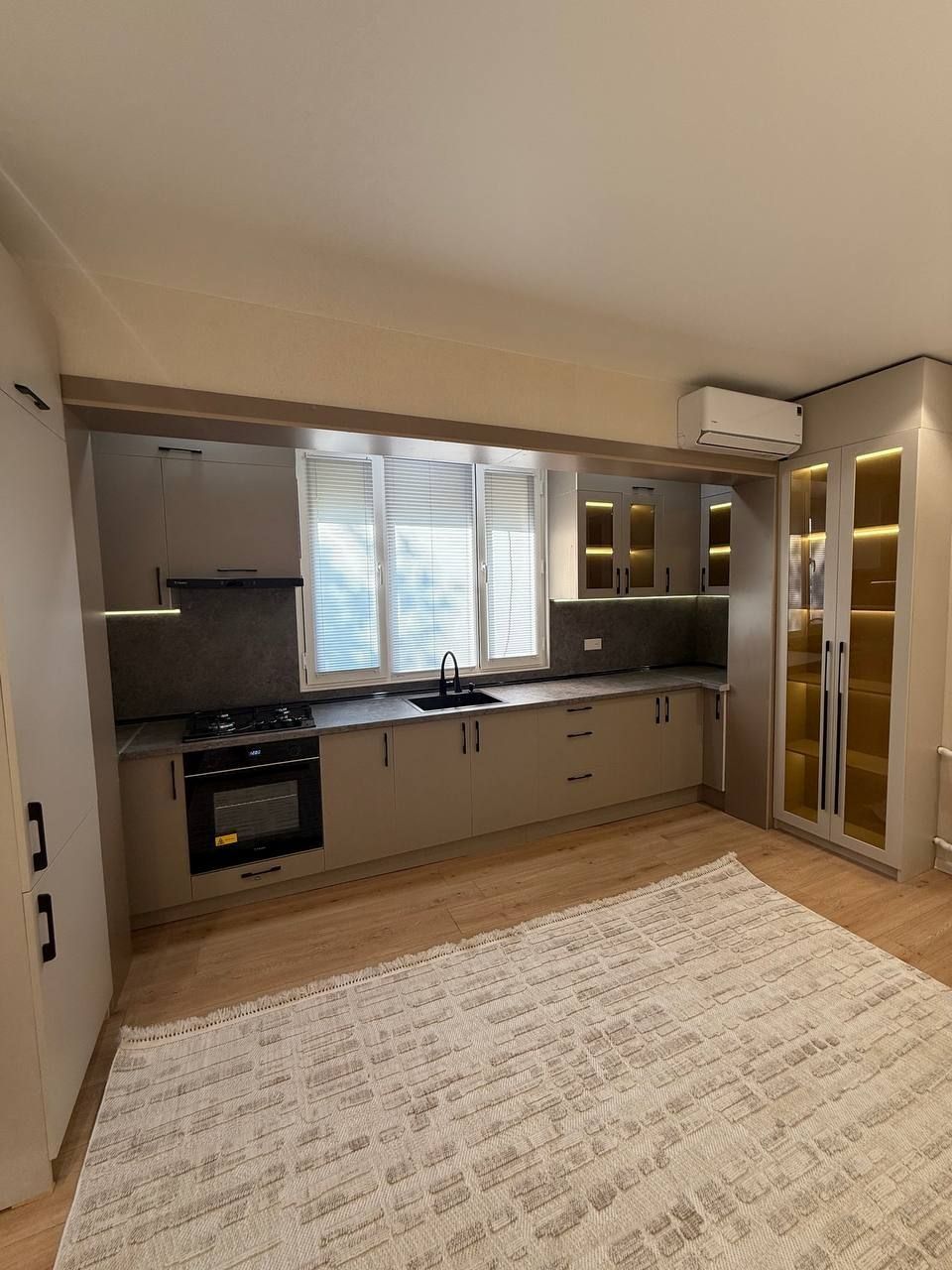 Продажа квартиры 

Чиланзар  И квартал 
2³/5/9. Балкон 1*8 метров 
Рем