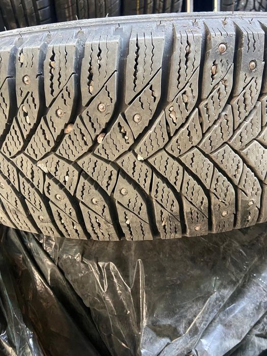 Продам шипованные шины с дисками