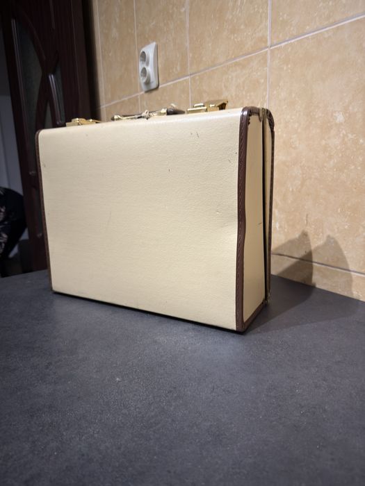 Masina de cusut festonat si butoniere Hugin Germania