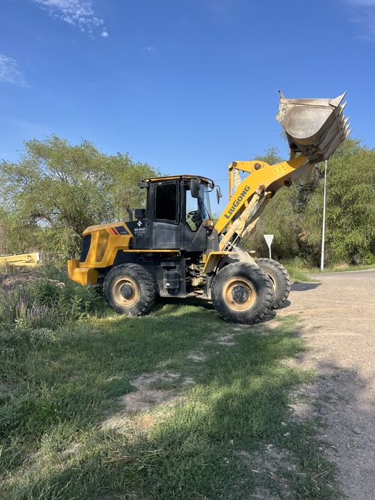 Услуги трактора фронтального погрузчика 2куб