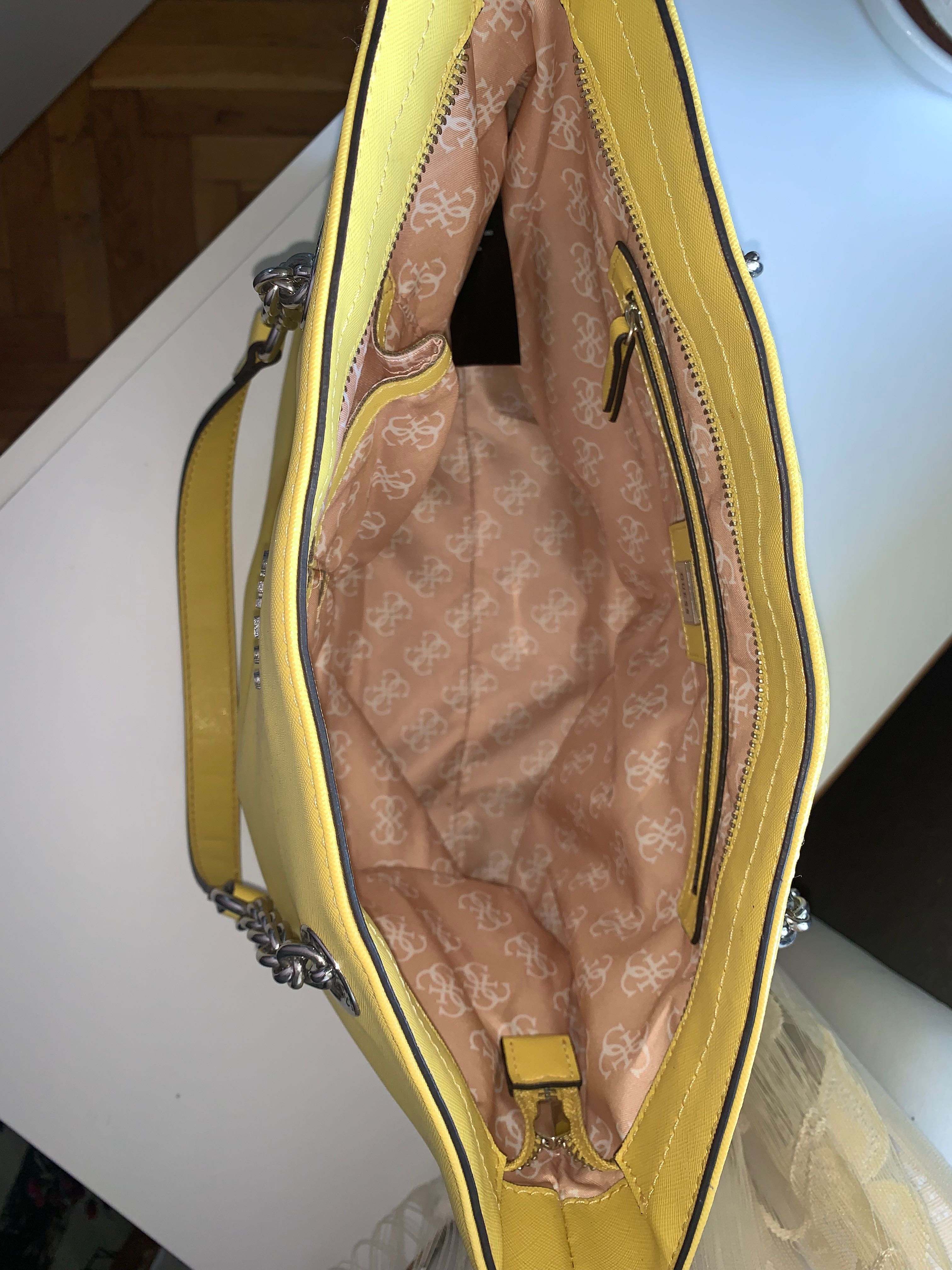 Дамска чанта Guess