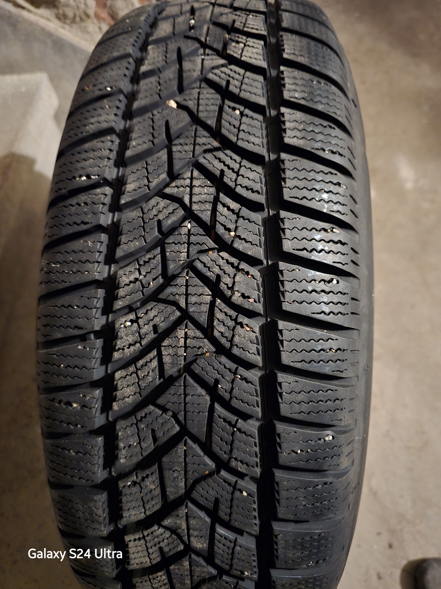 Продавам 4 нови гуми Dunlop winter sport 5 със стар дот монтирани на ж