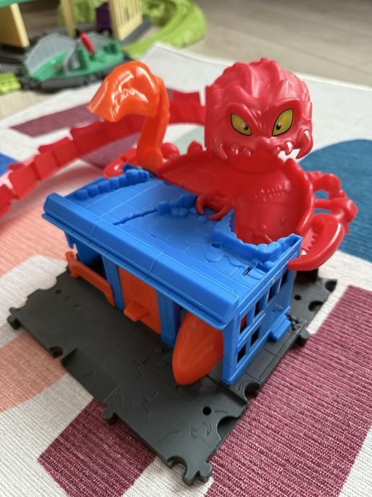 Set Hotwheels Sectia Politie Pista Inamicilor