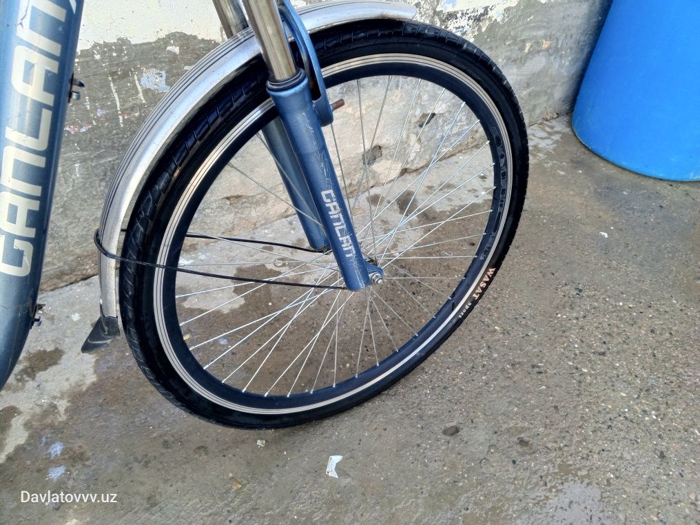 Katta velosiped sotiladi