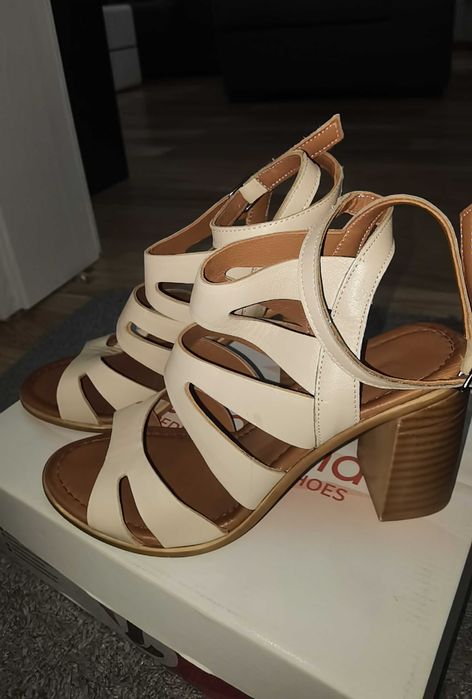 Дамски обувки, обувани само за повод