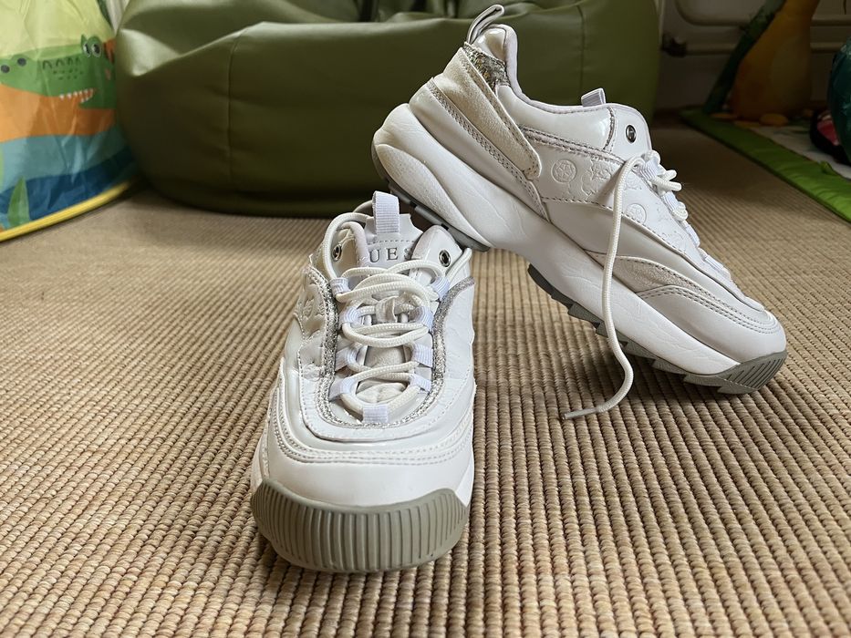 Pantofi Guess de mãrime 37, culoare albã