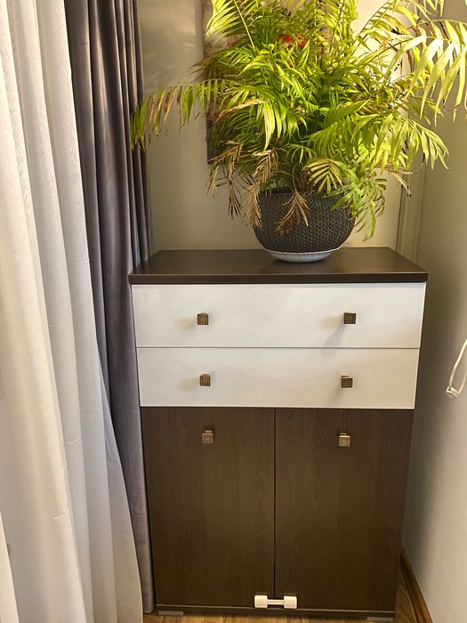 Vand comoda stare buna de folosinta,culoare wenge.