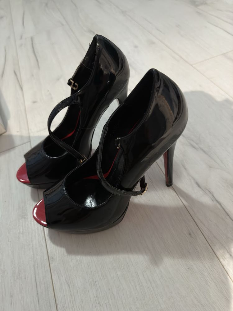 Черни обувки с висок ток