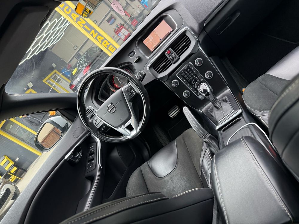 Volvo V40 D3 R design Automat 150 cai