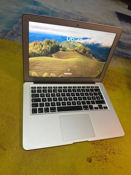 Apple Macbook 2017, sonoma, 32 cicluri, i5 , 8 gb, ssd 256