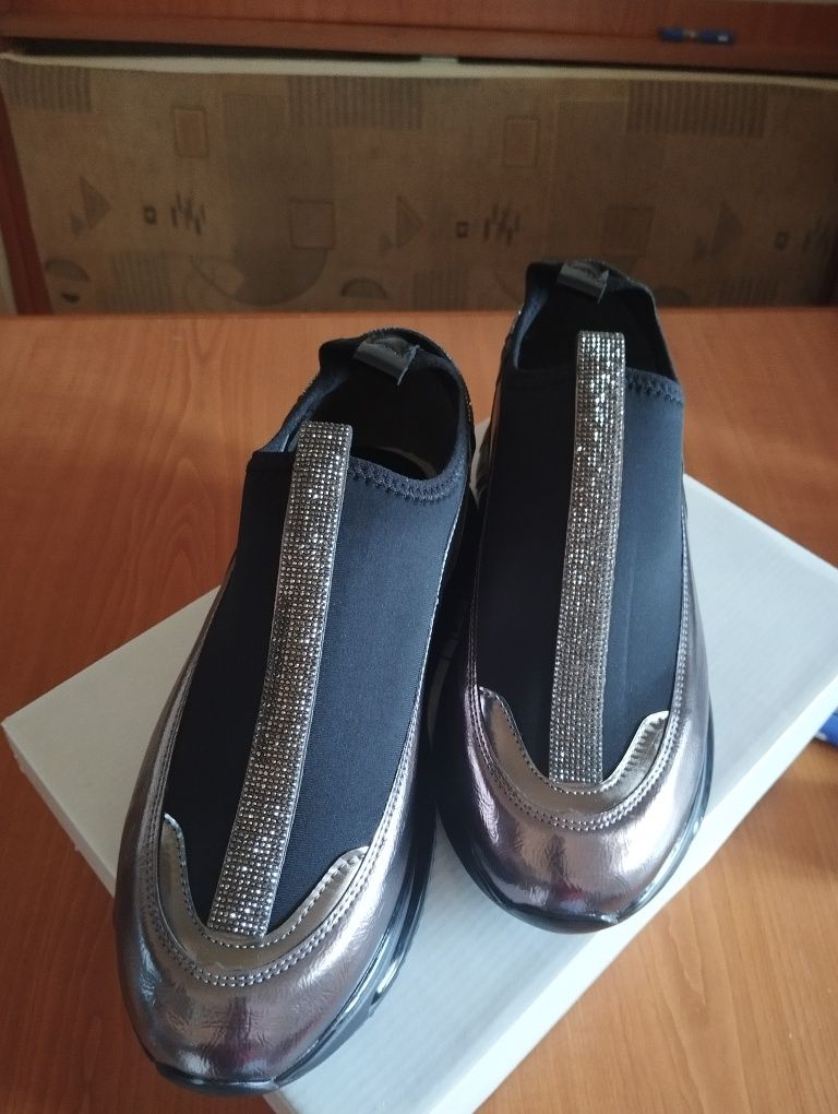 Vând adidași de damă