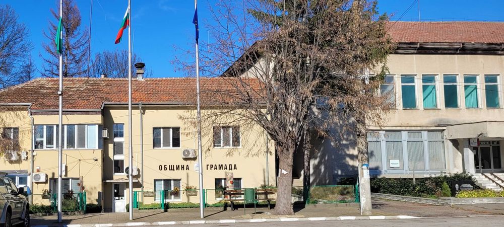 Къща с голям двор, пещ и допълнителни постройки – отлична цена!