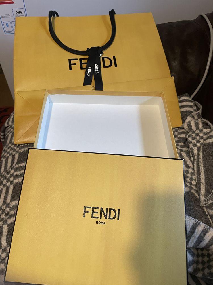 Продам коробки Fendi