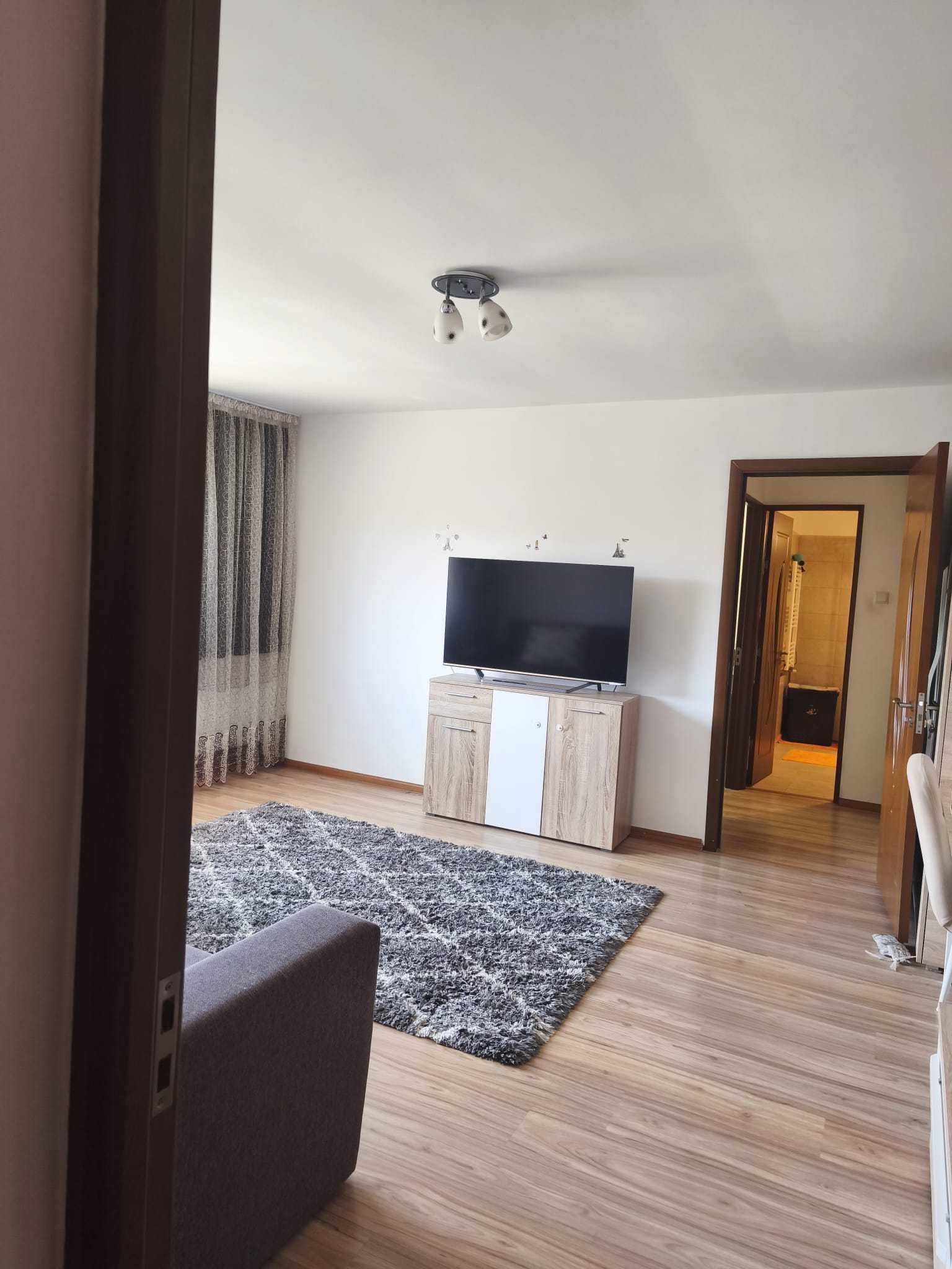 Proprietar Apartament cu 2 camere semidecomandat de vanzare