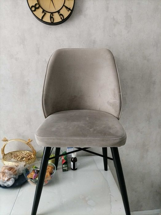 Стулья продам один целый остальные 5 надо спинку починить