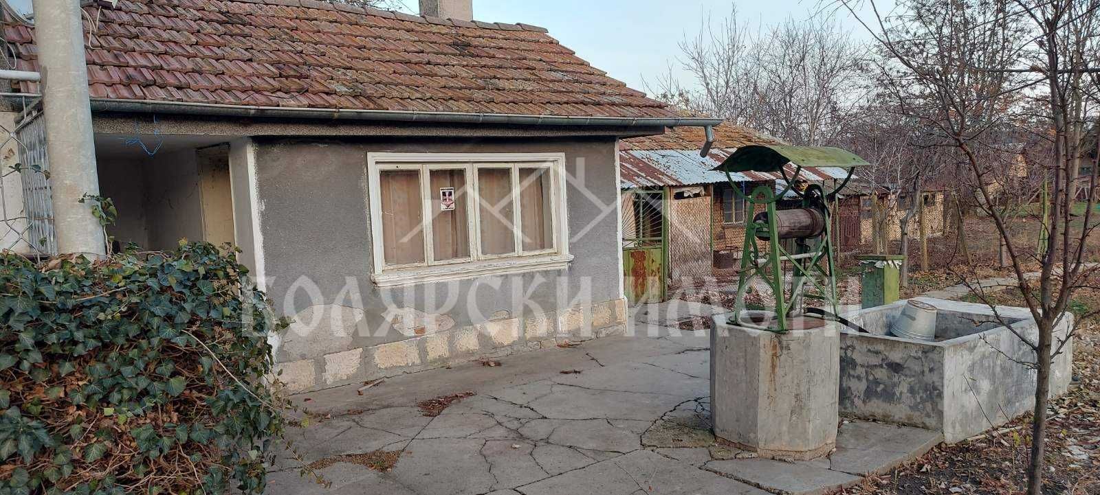 Къща с голям двор в село Павел